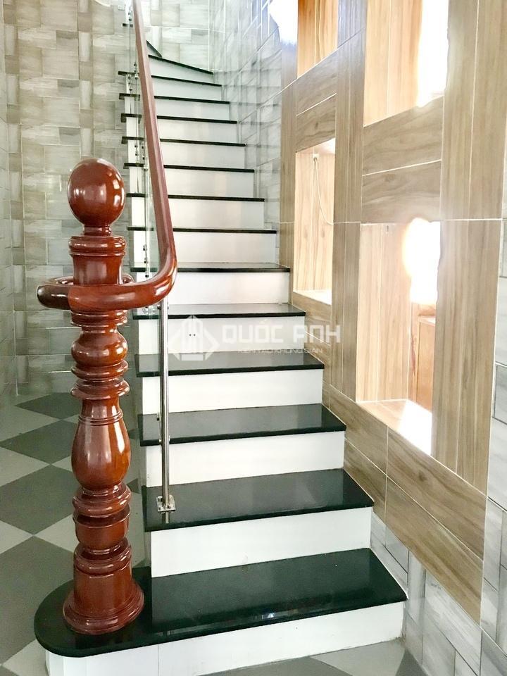 Tay vịn gỗ thiết kế sắc sảo.