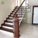 cau-thang-kinh-tay-vin-go-cam-xe-quoc-anh-door (1)