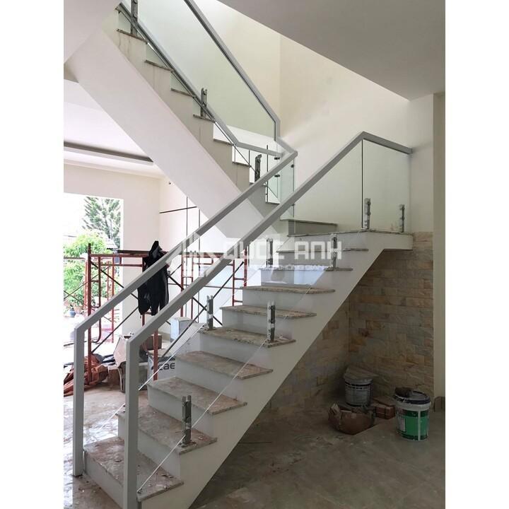 Cầu thang kính trụ lửng có giá thành lắp đặt rẻ hơn nhiều so với cầu thang kính trụ cao. 