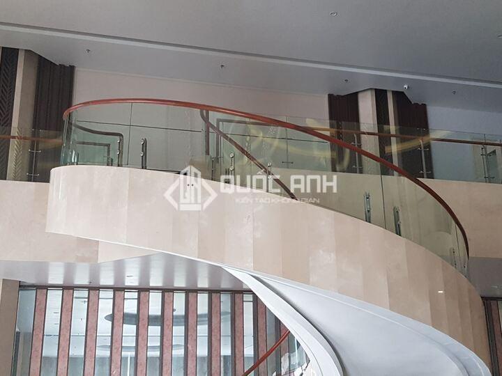 Mẫu cầu thang kính cong đẹp. 