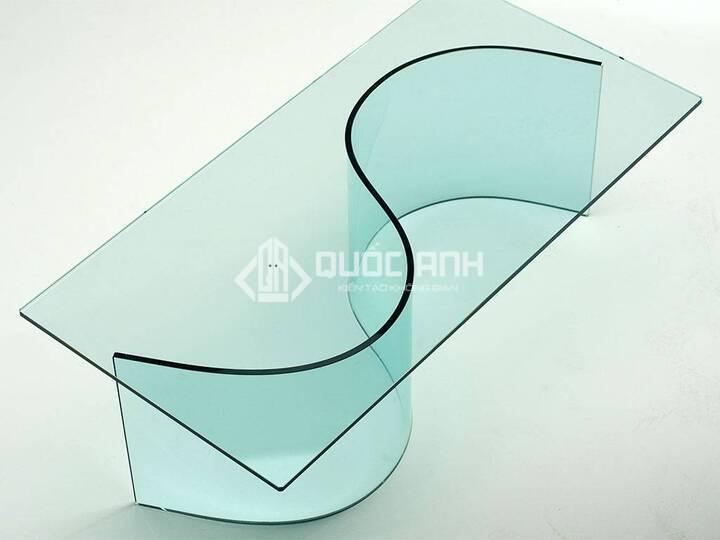Kính cường lực uốn cong được lựa chọn nhiều vì độ an toàn cao. 