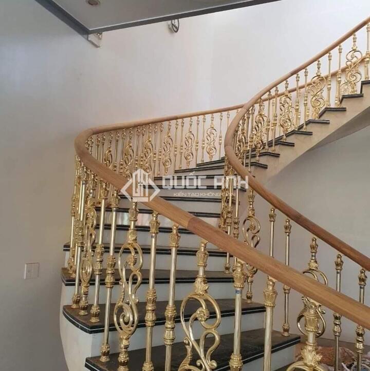 Cầu thang sắt đảm bảo an toàn khi sử dụng. 