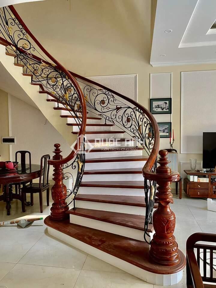 cau-thang-sat-quoc-anh-door (1)