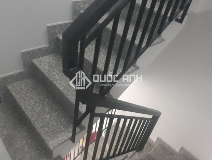 Cầu thang sắt kiểu dáng đơn giản. 