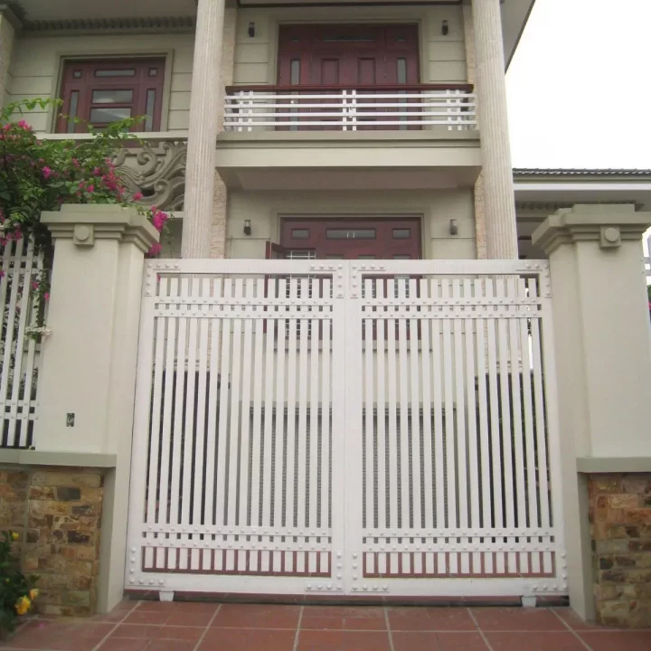 Cửa cổng sắt đơn giản, tinh tế. 