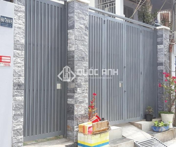 Cửa cổng sắt hộp có trọng lượng nhẹ, dễ lắp đặt. 