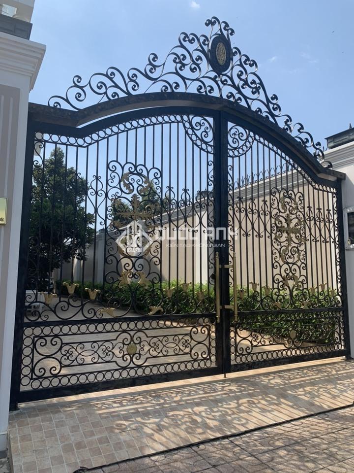 Thi công lắp đặt cửa cổng sắt cũng là một trong những hạng mục chủ chốt của Quốc Anh Door.