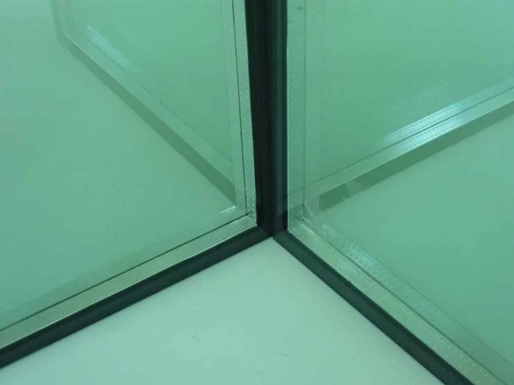 Cửa kính cách âm thường sử dụng loại kính hộp cách âm cách nhiệt cao cấp. 