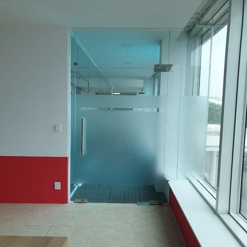 Cửa kính 1 cánh lắp đặt cho văn phòng làm việc. 
