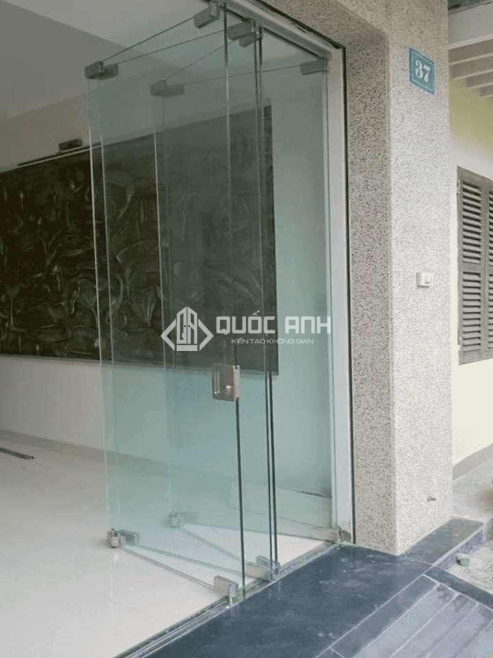 Cửa kính 4 cánh xếp gấp.