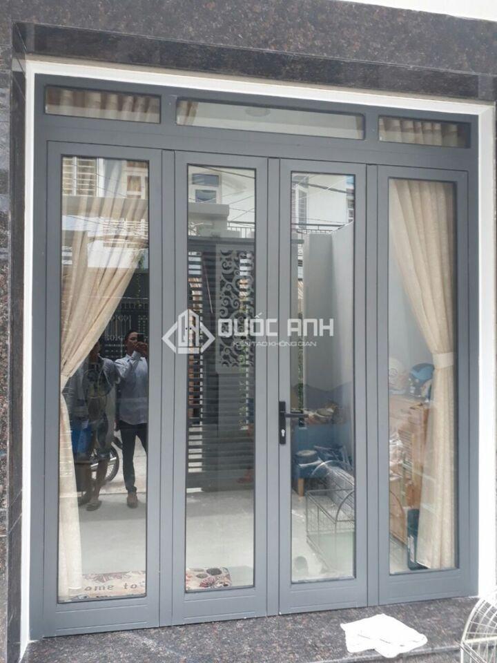 Cửa kính cường lực khung nhôm có độ bền vượt trội. 