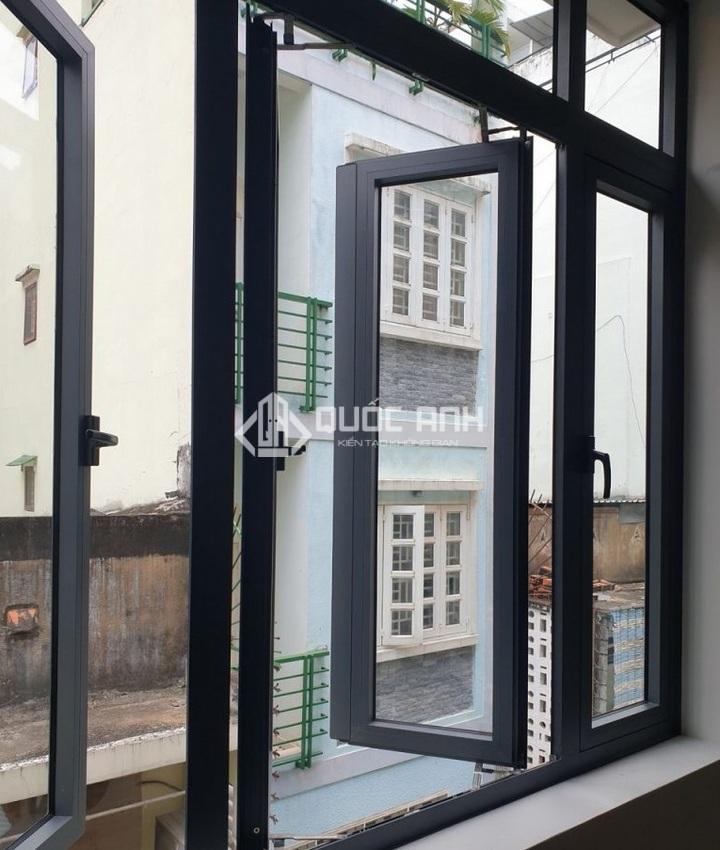 Cửa kính cường lực khung nhôm hệ cửa sổ. 