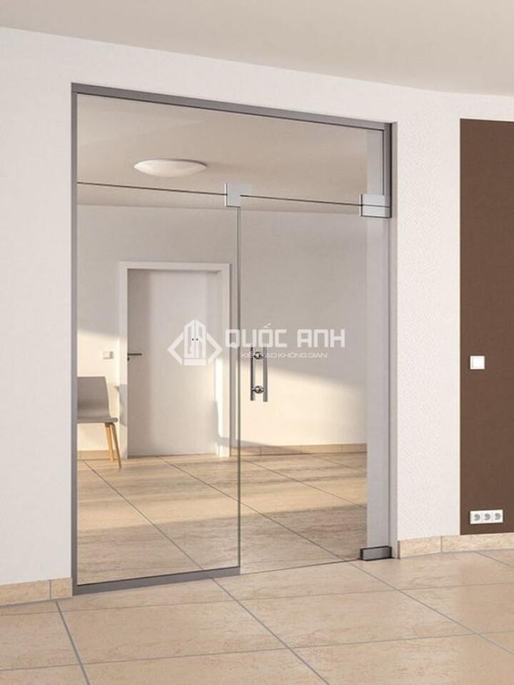 Cửa mở quay kết hợp vách cố định.