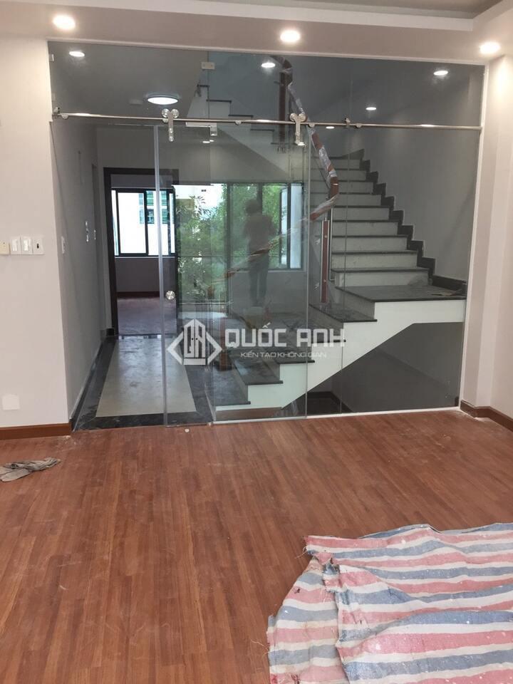 Cửa kính lùa treo được hoạt động trên hệ thống ray treo giúp đóng mở cửa nhẹ nhàng.