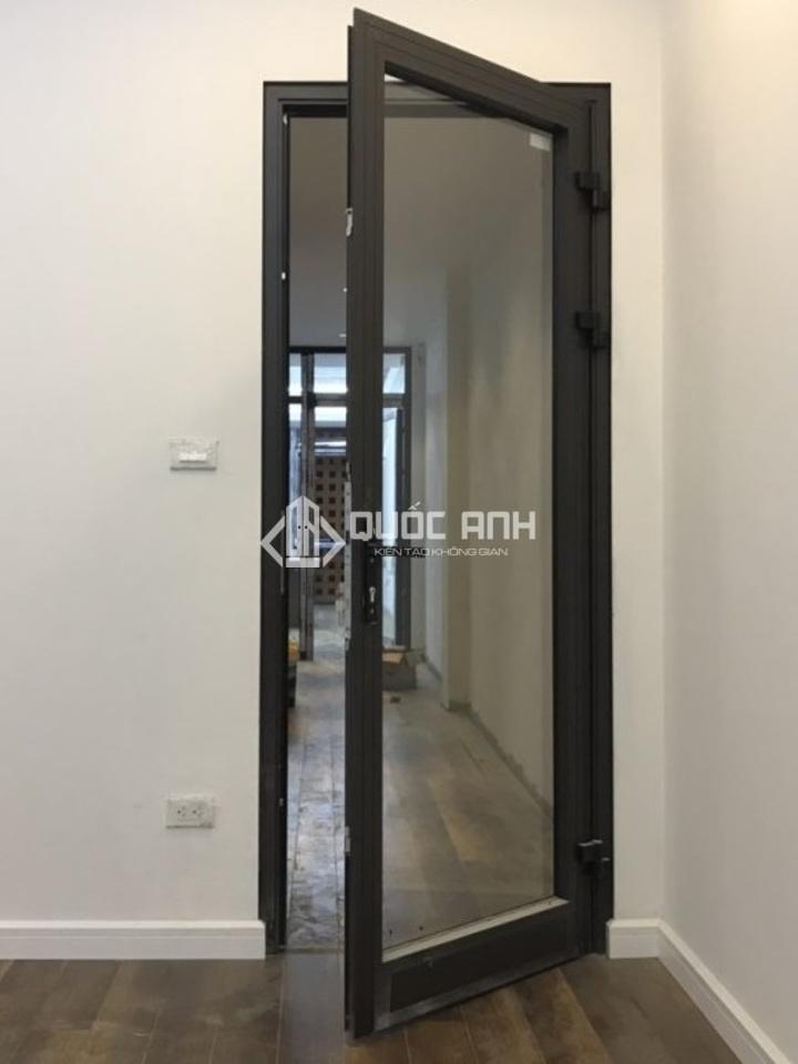 Cửa nhôm kính văn phòng mở quay 1 cánh.
