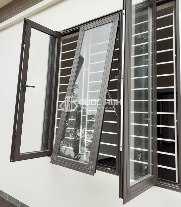 Mẫu cửa sổ mở quay kết hợp mở hất. 