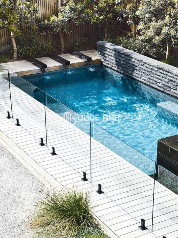 Lan can kính bể bơi sang trọng hiện đại.