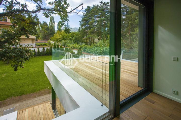 Lan can kính ngoài trời phong cách hiện đại. 