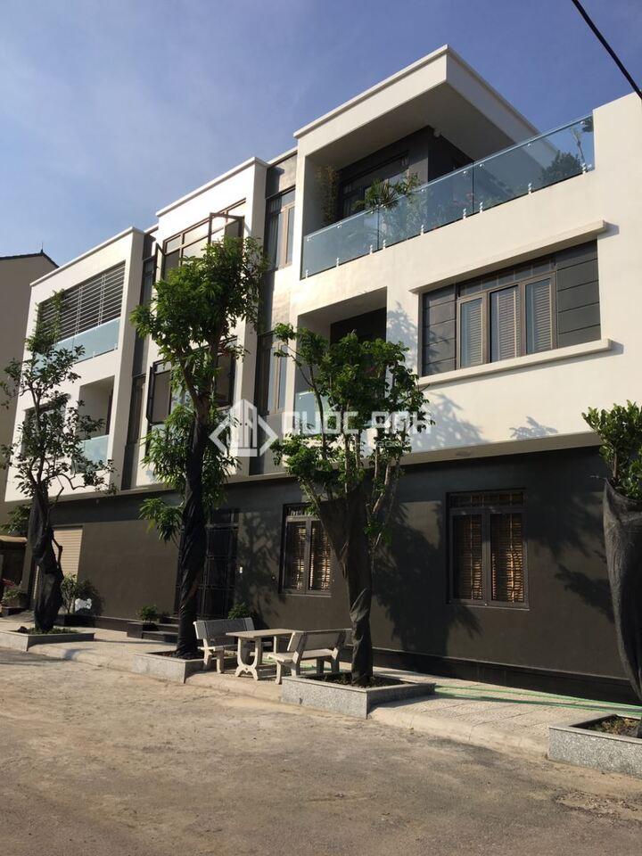 Sử dụng lan can kính ngoài trời giúp tăng tính thẩm mỹ và đảm bảo an toàn cho người sử dụng.