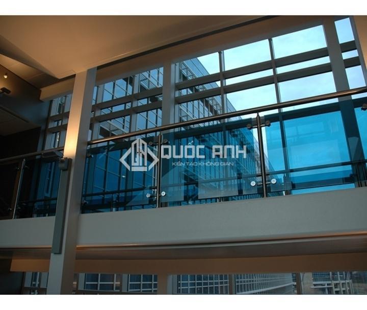 Lan can kính trung tâm thương mại phổ biến. 