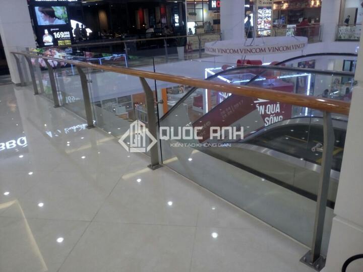 Lan can kính tay vịn gỗ.