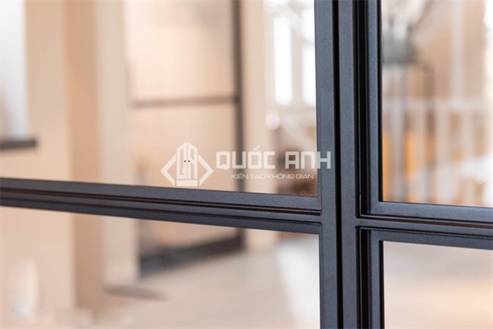 Chi tiết khung sắt làm vách ngăn kính. 