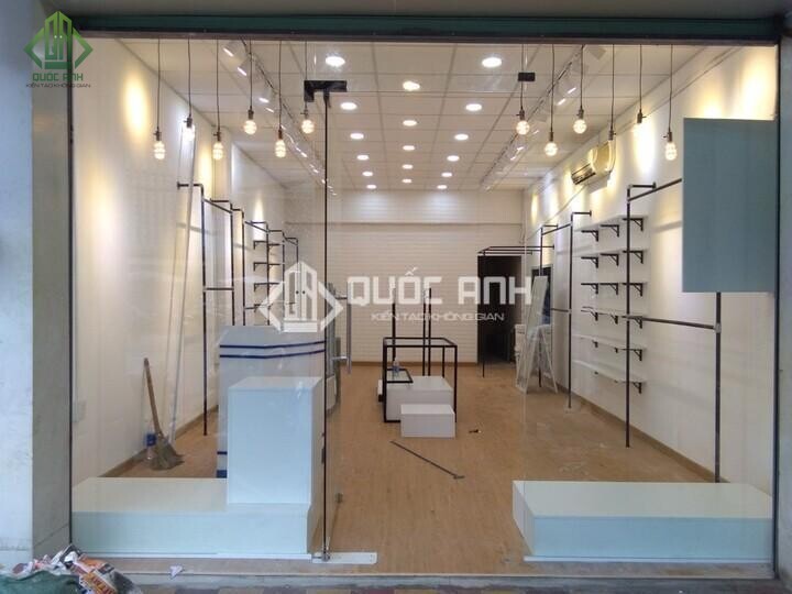 Cửa kính bản lề sàn. 