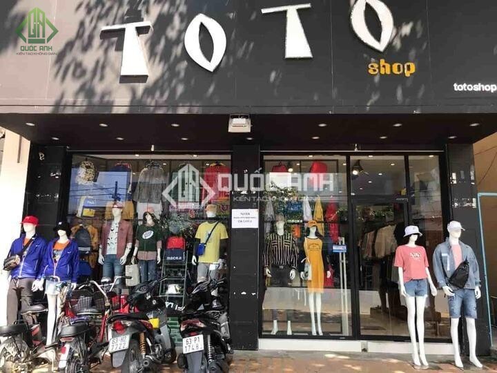 Cửa kính khung đen ấn tượng. 