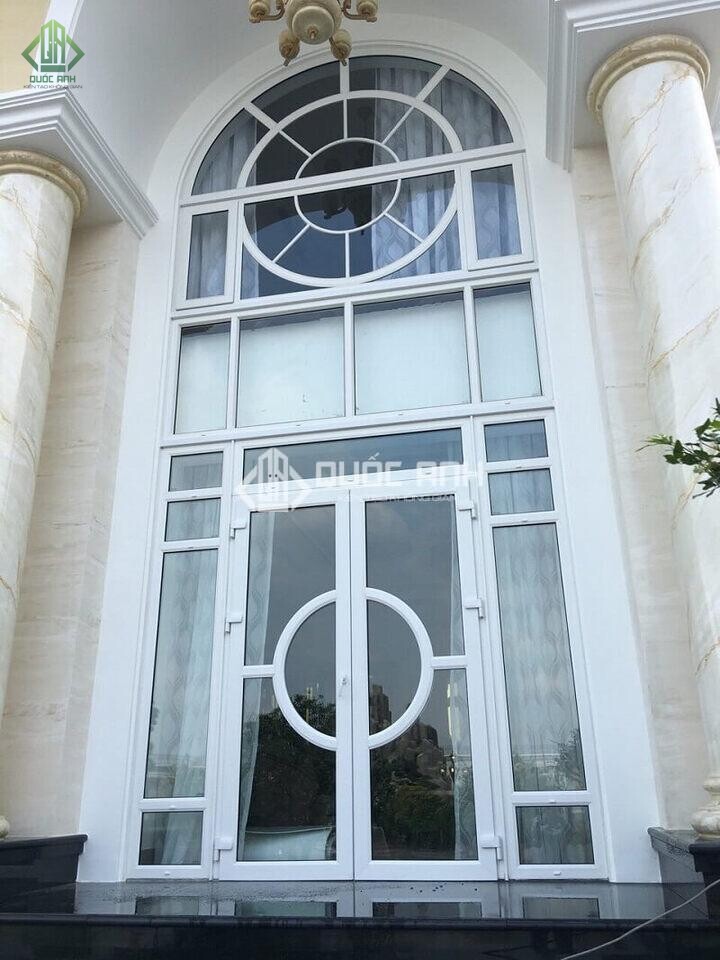 Cửa nhôm Xingfa màu trắng uốn cong độc đáo.