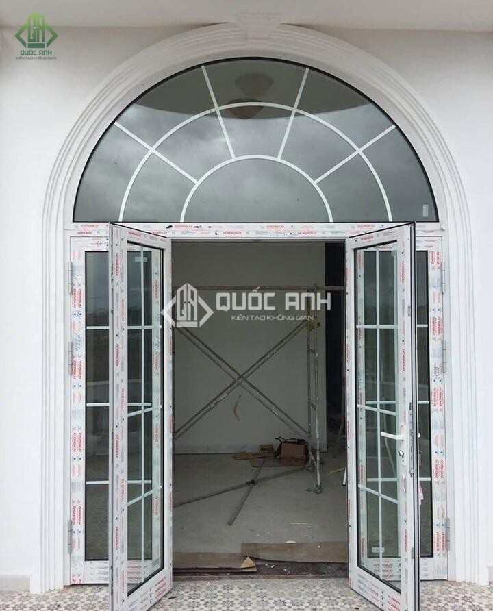 Cửa nhôm Xingfa uốn vòm màu trắng. 