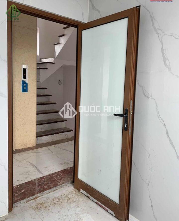 Cửa nhôm Xingfa giả vân gỗ mở quay. 