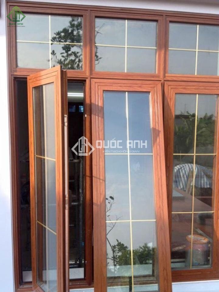 Cửa nhôm Xingfa vân gỗ được làm từ nhôm sau đó sơn tĩnh điện màu vân gỗ lên bề mặt, có độ bền cao.