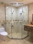 Sử dụng vách tắm kính vát góc cần lưu ý một số vấn đề.