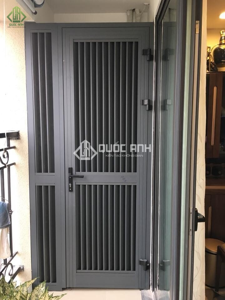 Cửa chớp nhôm lắp cho cửa đi.