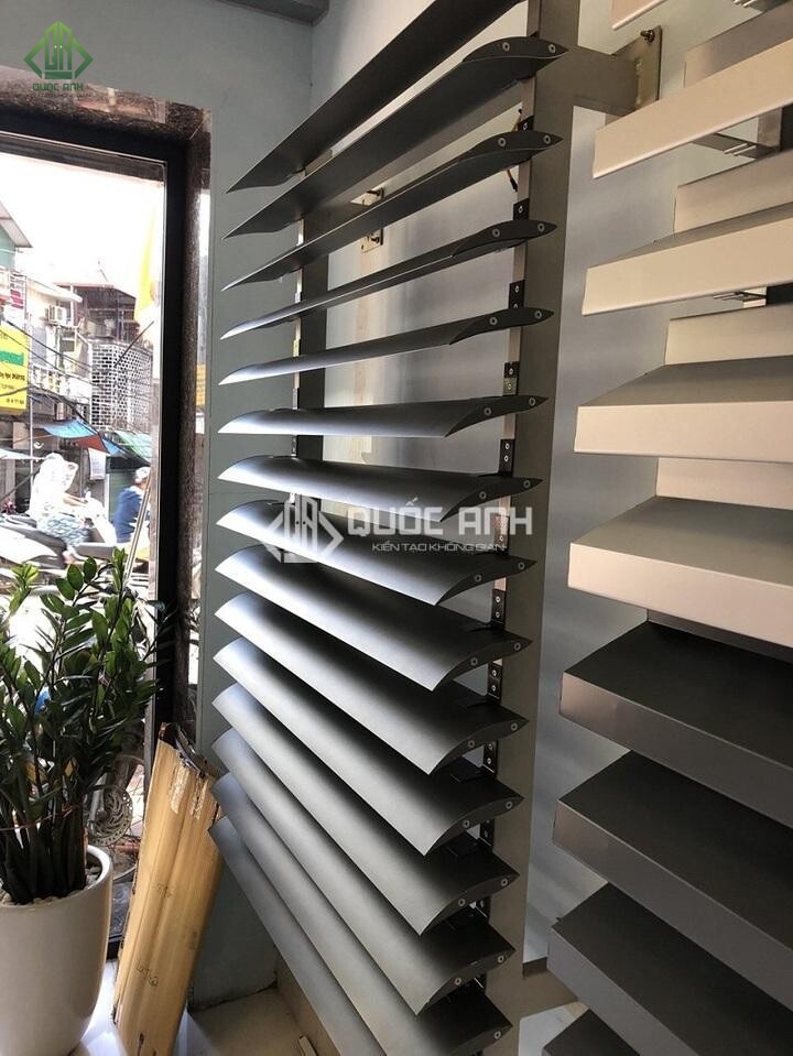 Cửa chớp nhôm giúp không gian bên trong luôn được thông thoáng, mát mẻ. 