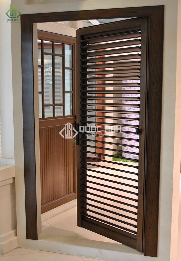 Cửa chớp nhôm Xingfa được làm nên từ những thanh nhôm xếp song song nhau có khe thoáng để lấy gió. 