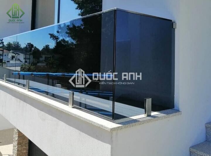 Lan can kính màu xanh đen độc lạ. 