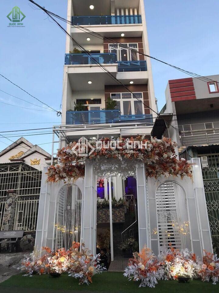 Kính màu ứng dụng làm lan can kính. 