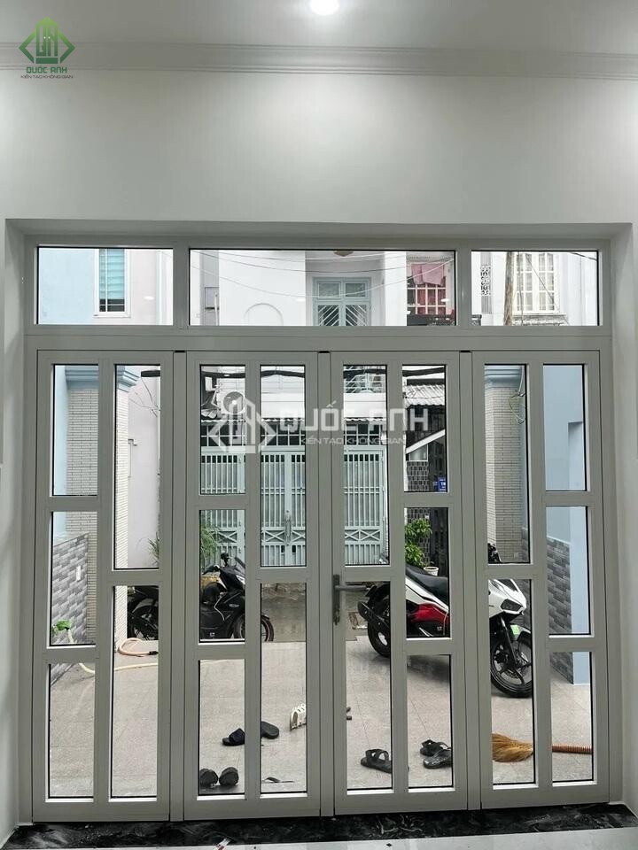 Cửa nhôm chia ô màu trắng tinh tế.