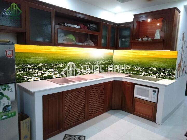 Kính ốp bếp hoa văn phong cảnh. 