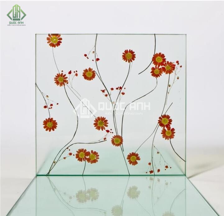 Kính hoa văn được sản xuất bằng hai phương pháp chính. 