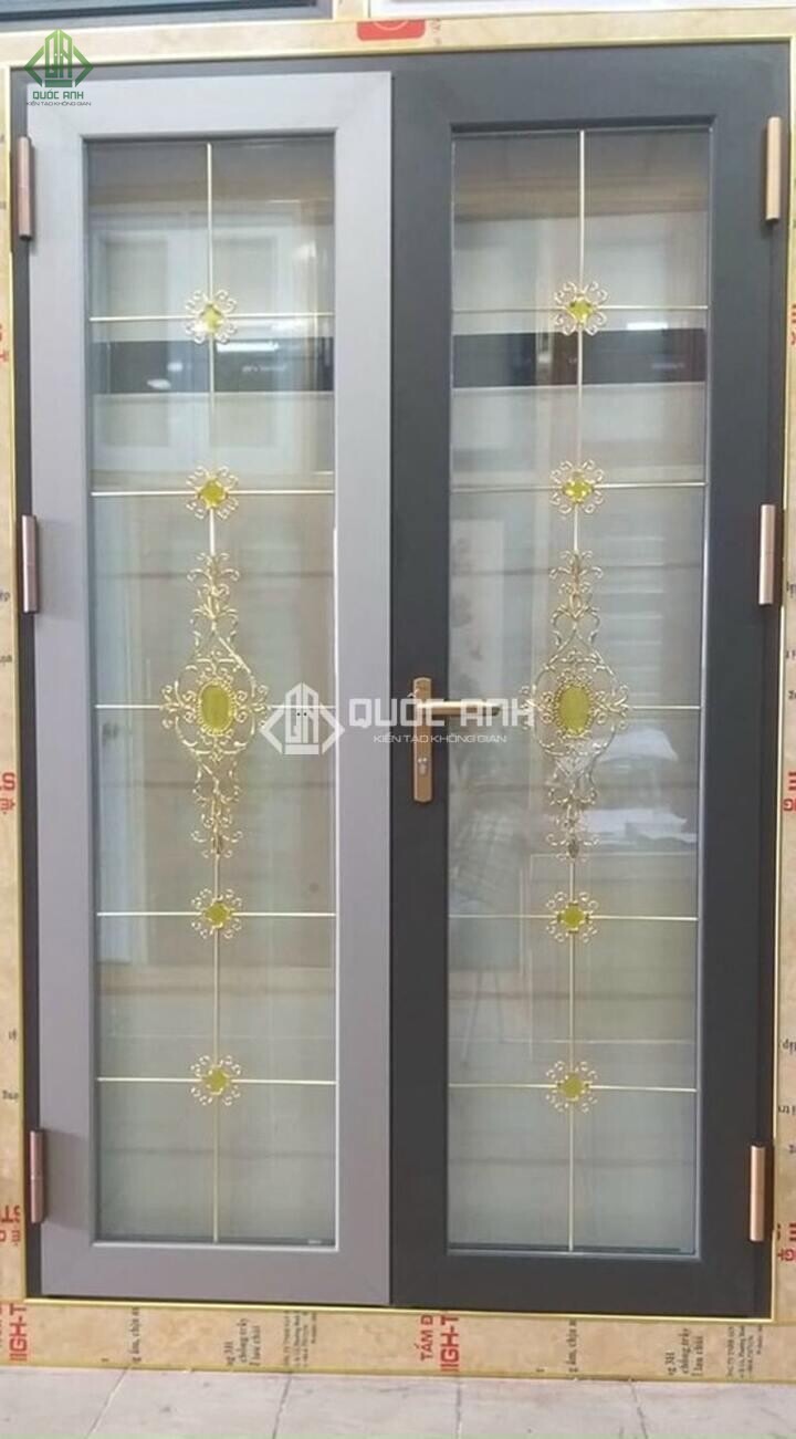 Cửa kính hoa văn đúc đồng. 