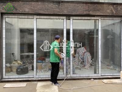 Để gia công cửa trượt quay nhôm kính đòi hỏi đơn vị thi công phải có kinh nghiệm và tay nghề cao.