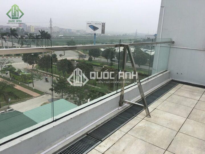 Lan can kính mặt tiền sử dụng chất liệu chính là kính cường lực.