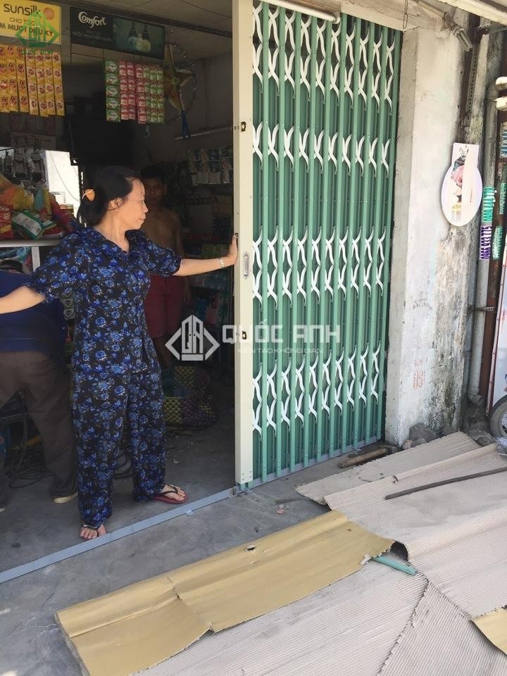 Cửa sắt kéo là mẫu cửa khá thông dụng.