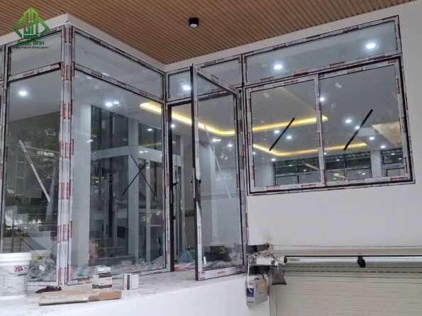 Tìm hiểu mẫu vách ngăn cầu thang đẹp, sang trọng