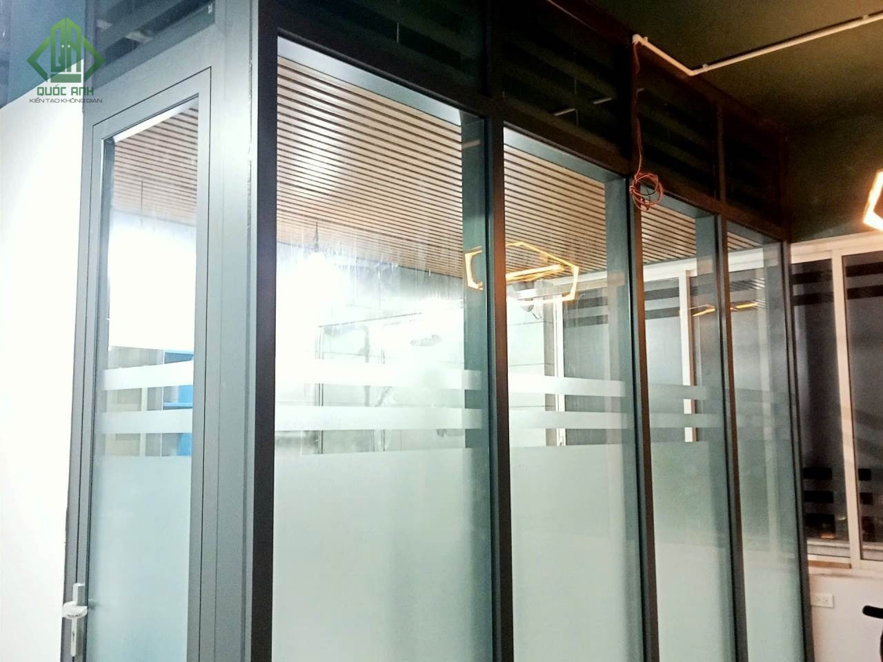 Tìm hiểu mẫu vách ngăn cầu thang đẹp, sang trọng