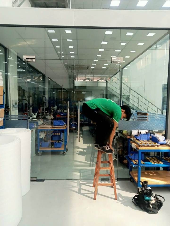 sửa cửa kính cường lực