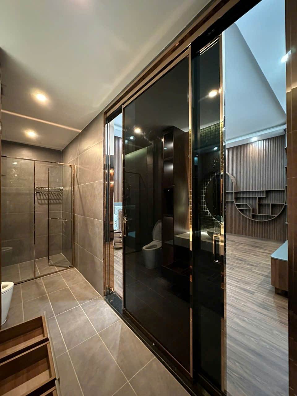 10 mẫu phòng tắm kính đẹp, thiết kế hiện đại 2024