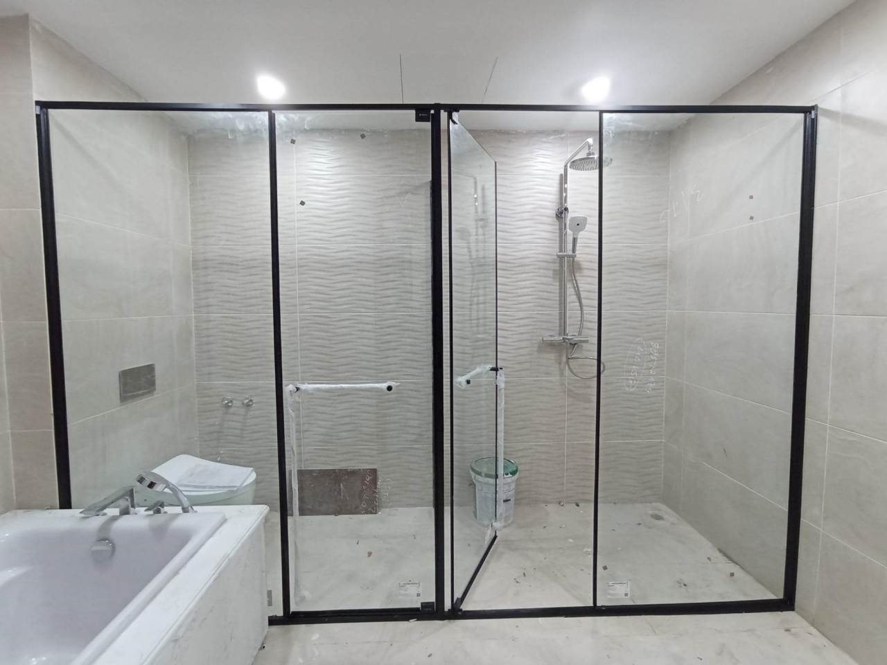 10 mẫu phòng tắm kính đẹp, thiết kế hiện đại 2024